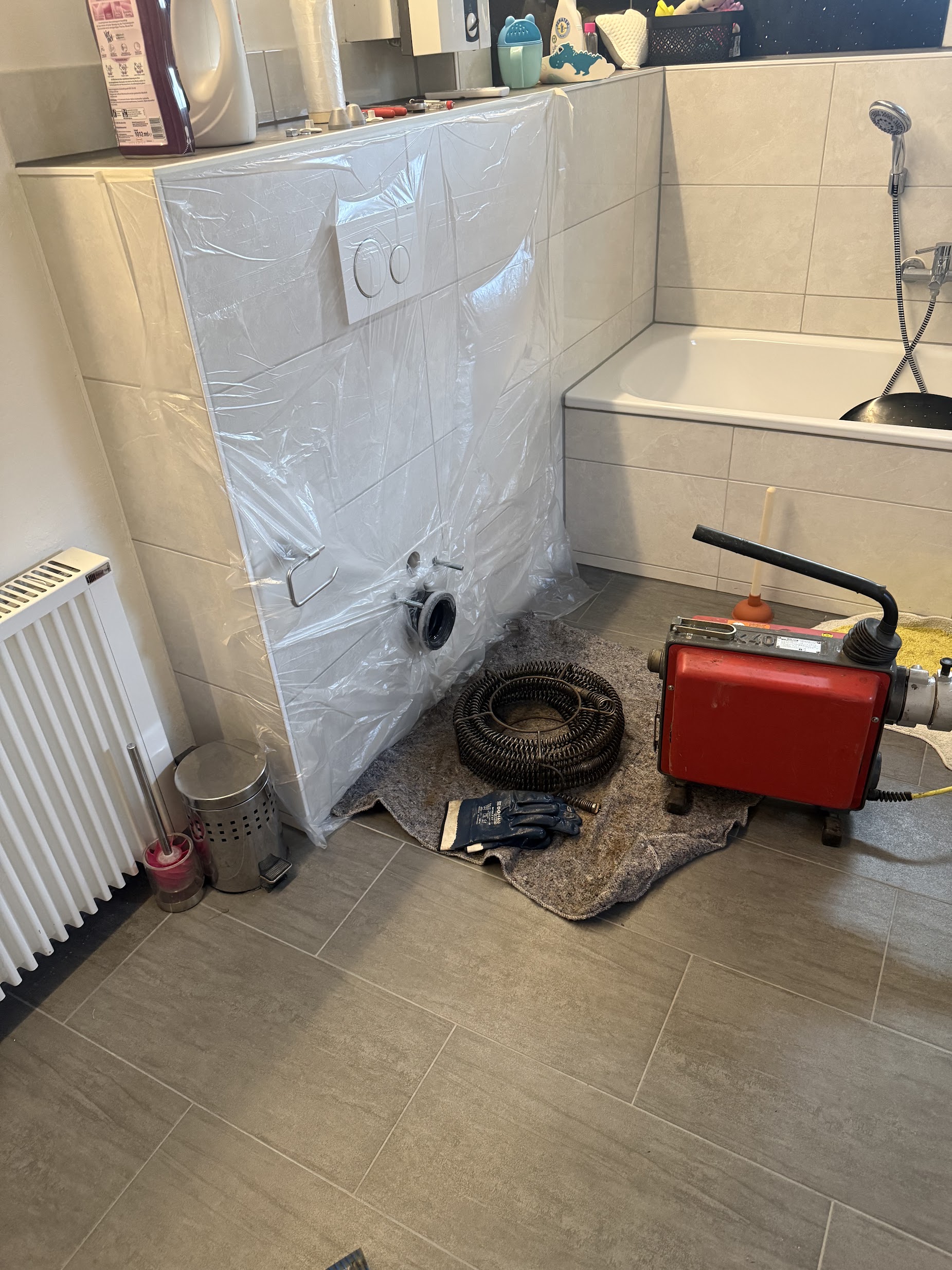 Professionelle Rohrreinigung an einer Toilette durch HydroPipe